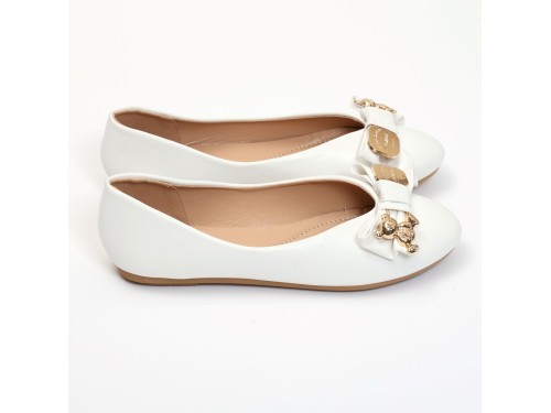 Ballerine in simil pelle con fiocco e dettagli color oro sulla punta