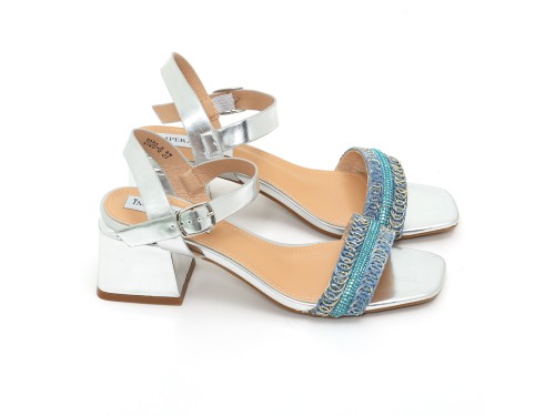 Sandali in simil pelle con tacco comodo quadrato ed applicazione strass