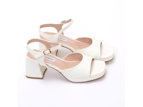 Sandali in simil pelle con tacco comodo