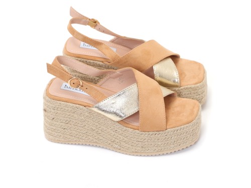 Sandali in simil pelle scamosciata con zeppa in rafia