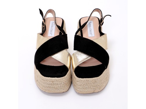 Sandali in simil pelle scamosciata con zeppa in rafia