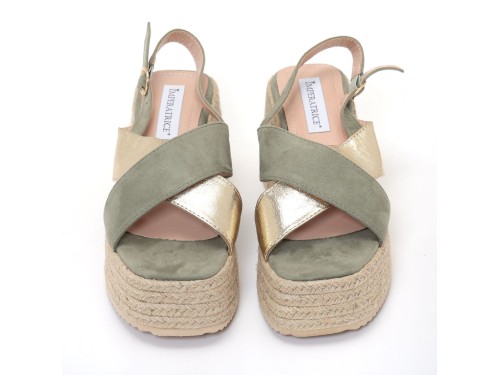 Sandali in simil pelle scamosciata con zeppa in rafia