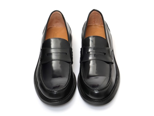 Mocassino con benda in pelle abrasivato con fondo cuoio antiscivolo