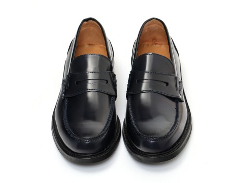 Mocassino con benda in pelle abrasivato con fondo cuoio antiscivolo