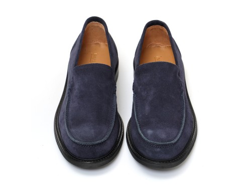 Mocassino liscio in pelle scamosciata  con fondo in cuoio antiscivolo
