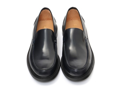 Mocassino liscio in pelle abrasivato con fondo in cuoio antiscivolo