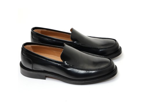 Mocassino liscio in pelle abrasivato con fondo in cuoio antiscivolo