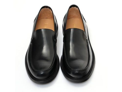 Mocassino liscio in pelle abrasivato con fondo in cuoio antiscivolo