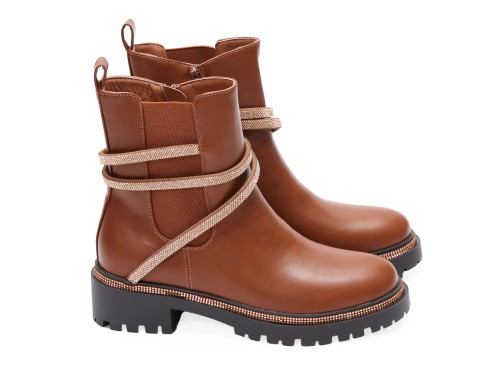 Stivaletti in simil pelle con applicazioni argentate