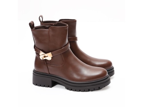 Stivaletti in simil pelle con fibbia dorata