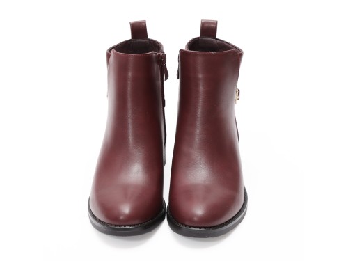 Stivaletti in simil pelle con fibbia dorata