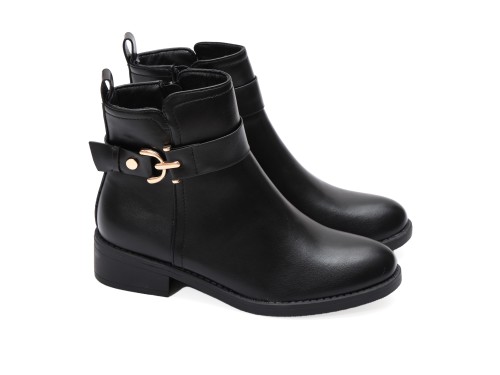 Stivaletto in simil pelle con fibbia dorata