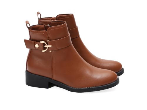 Stivaletto in simil pelle con fibbia dorata