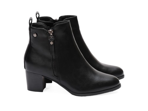 Stivaletto in simil  pelle con tacco e cintura laterale