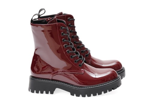 Anfibi in simil pelle verniciata con stringhe