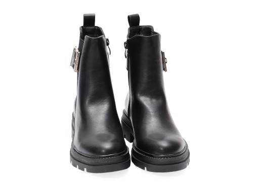 Stivaletto in simil pelle con elastico laterale e fibbia dorata