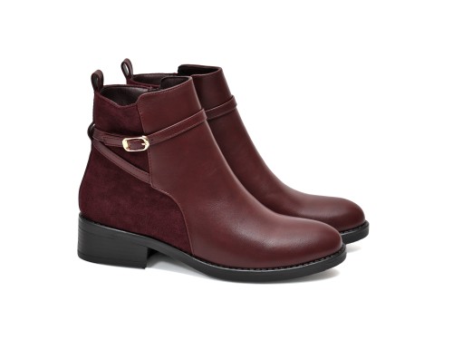 Stivaletto in simil pelle con fibia dorata