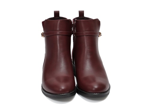 Stivaletto in simil pelle con fibia dorata