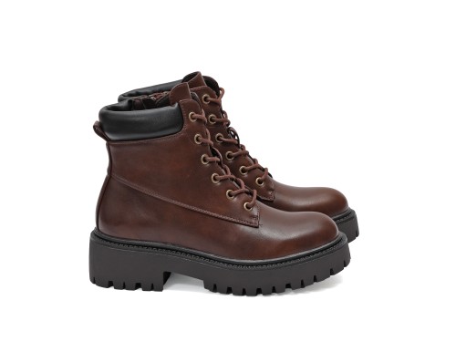 Anfibi in simil pelle con stringhe