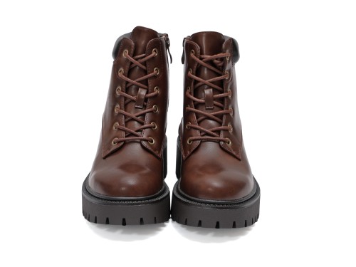 Anfibi in simil pelle con stringhe