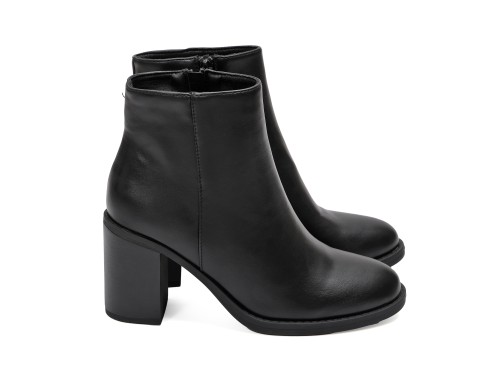 Stivaletto in simil pelle con tacco