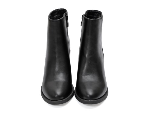 Stivaletto in simil pelle con tacco