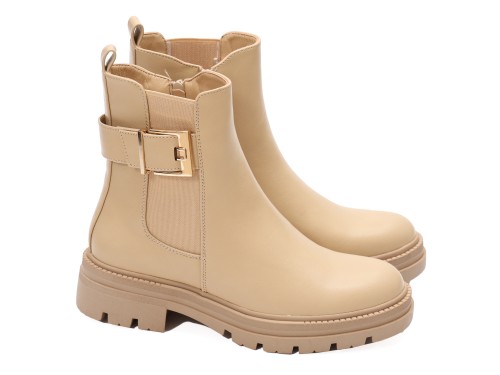 Stivaletto in simil pelle con elastico laterale e fibbia dorata