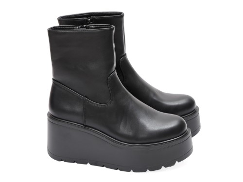 Stivaletto in simil pelle con zeppa