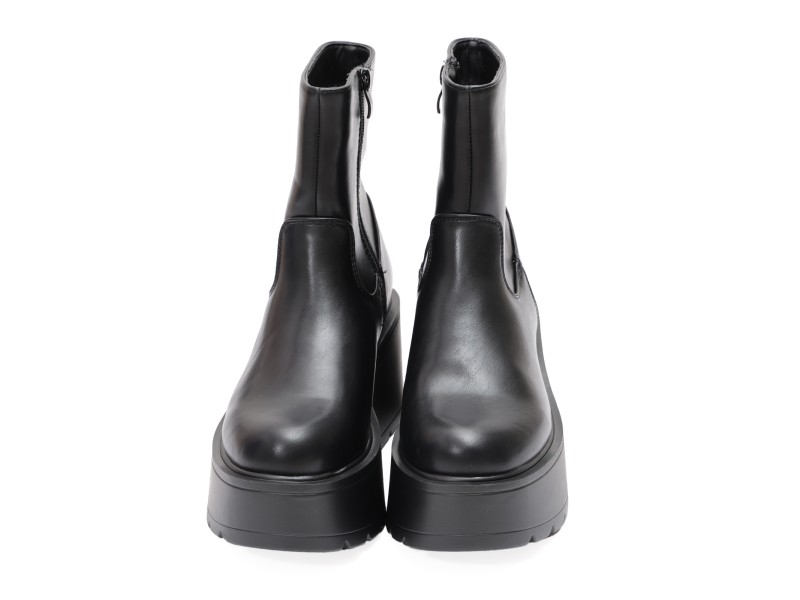 Stivaletto in simil pelle con zeppa