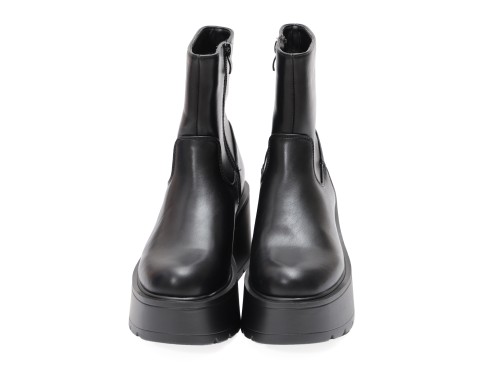 Stivaletto in simil pelle con zeppa