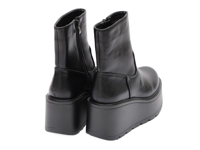 Stivaletto in simil pelle con zeppa
