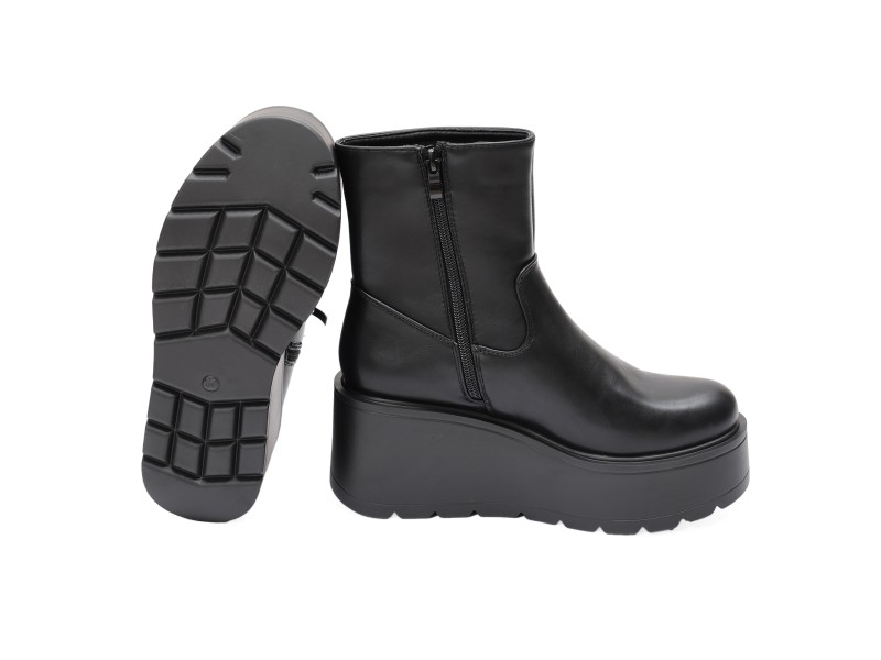 Stivaletto in simil pelle con zeppa
