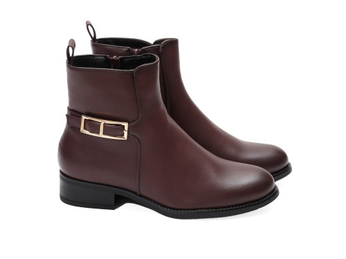 Stivaletti in simil pelle con fibbia dorata