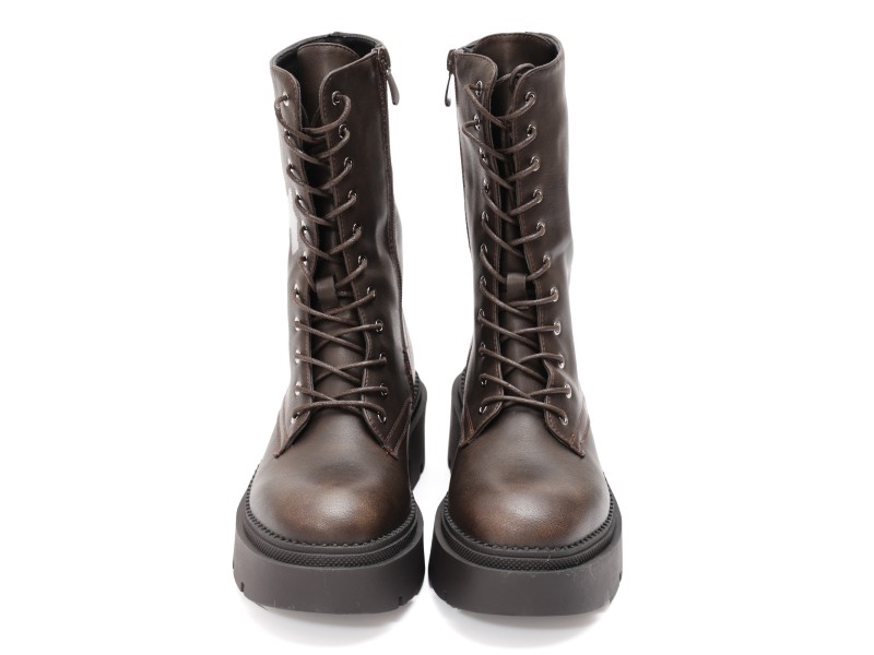 Anfibi in simil pelle con stringhe