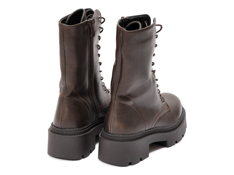 Anfibi in simil pelle con stringhe