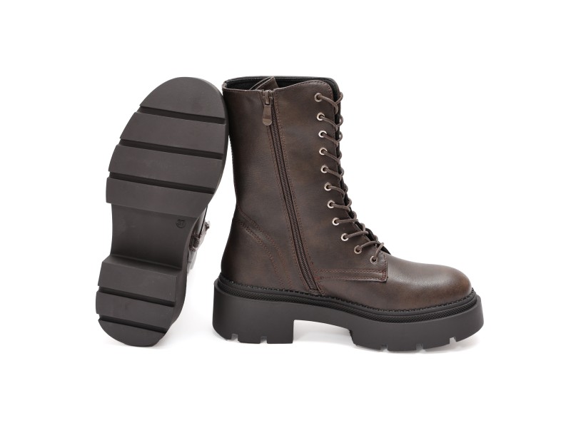 Anfibi in simil pelle con stringhe