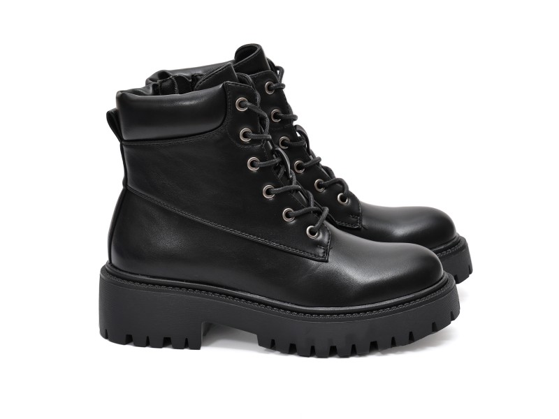 Anfibi in simil pelle con stringhe