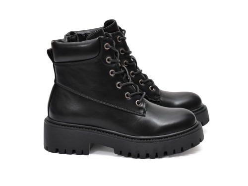 Anfibi in simil pelle con stringhe