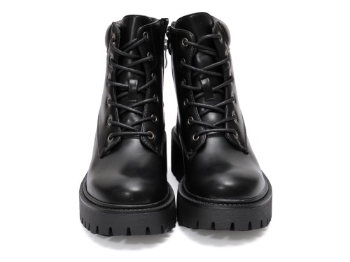 Anfibi in simil pelle con stringhe