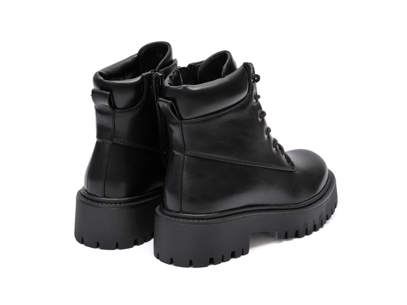 Anfibi in simil pelle con stringhe