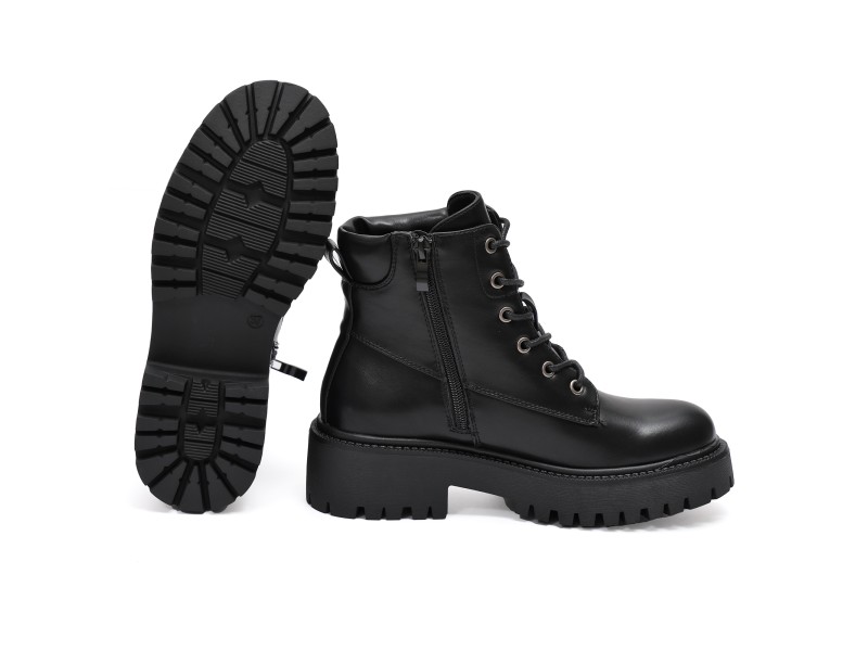 Anfibi in simil pelle con stringhe