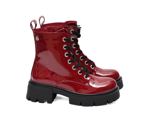 Anfibi in simil pelle verniciata con stringhe