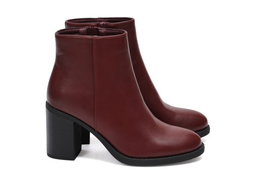 Stivaletto in simil pelle con tacco