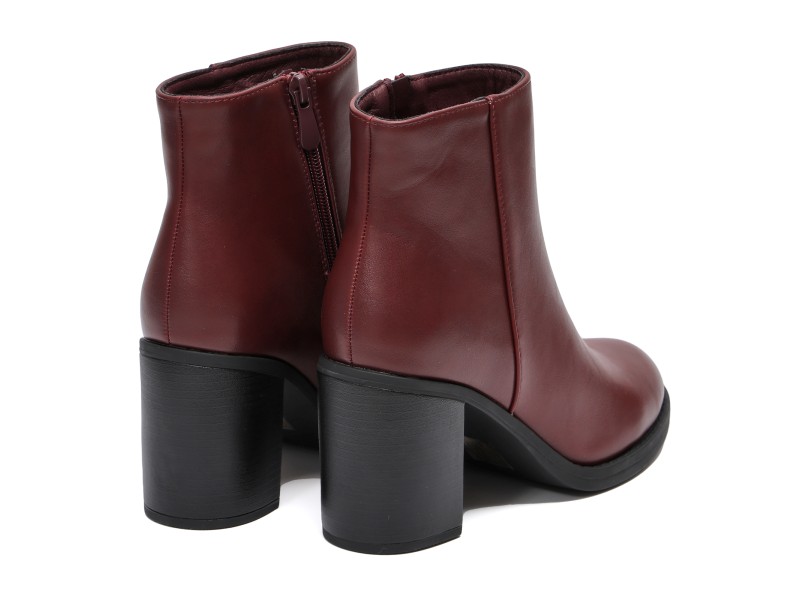 Stivaletto in simil pelle con tacco