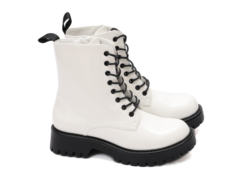 Anfibi in simil pelle verniciata con stringhe