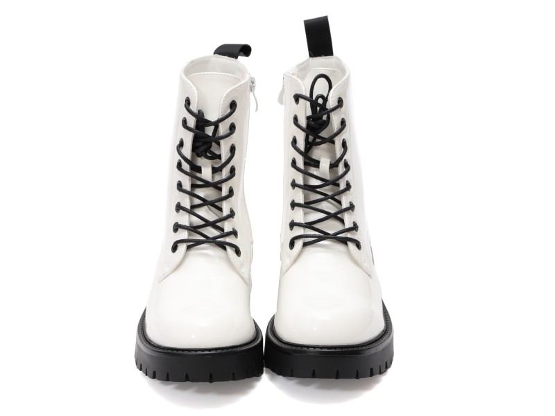 Anfibi in simil pelle verniciata con stringhe