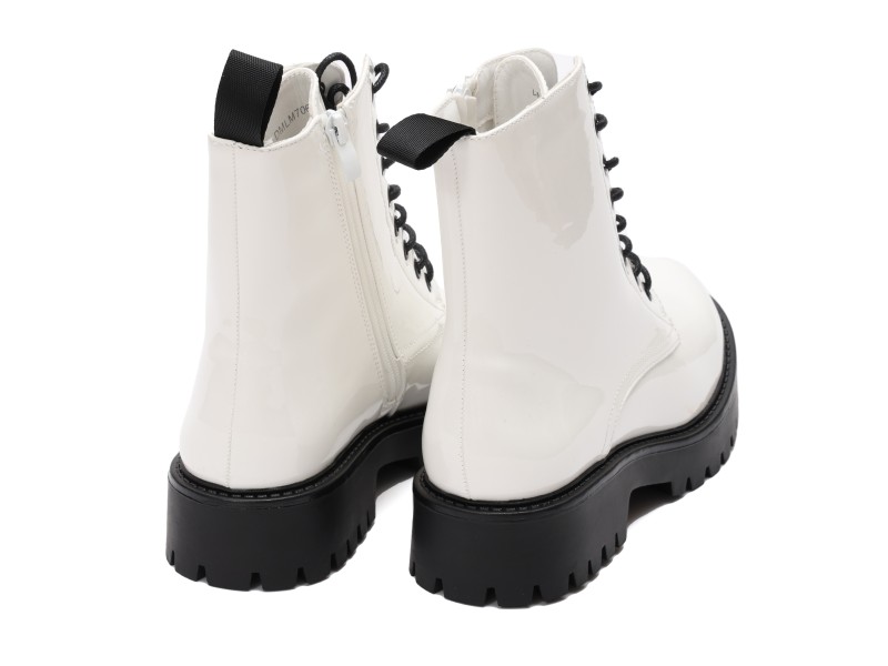 Anfibi in simil pelle verniciata con stringhe