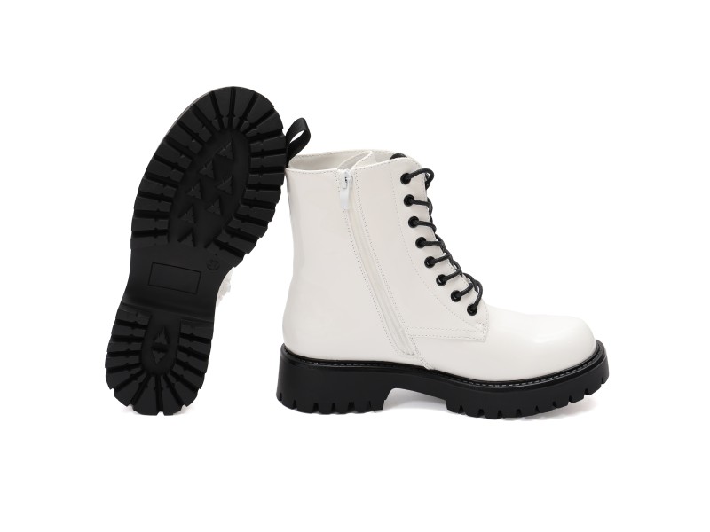 Anfibi in simil pelle verniciata con stringhe