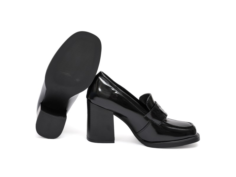 Mocassino in simil pelle con tacco