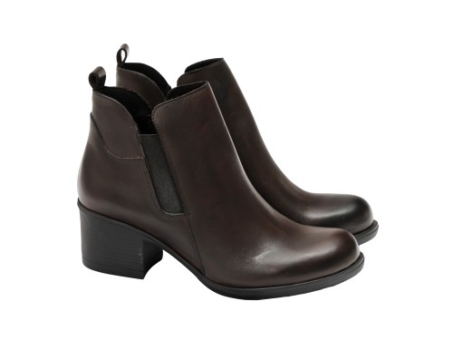 Tronchetto in vera pelle con tacco comodo e fascia elastica